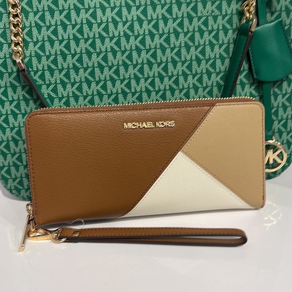 MICHAEL KORS LARGE TRAVEL CONTINENTAL WRISTLET WALLET PHONEHOLDER Luggag… - Picture 11 of 16